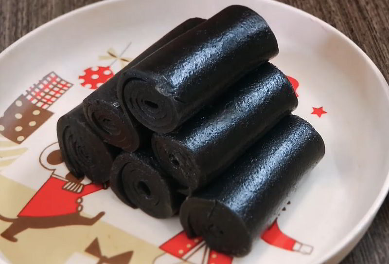 Black sesame roll