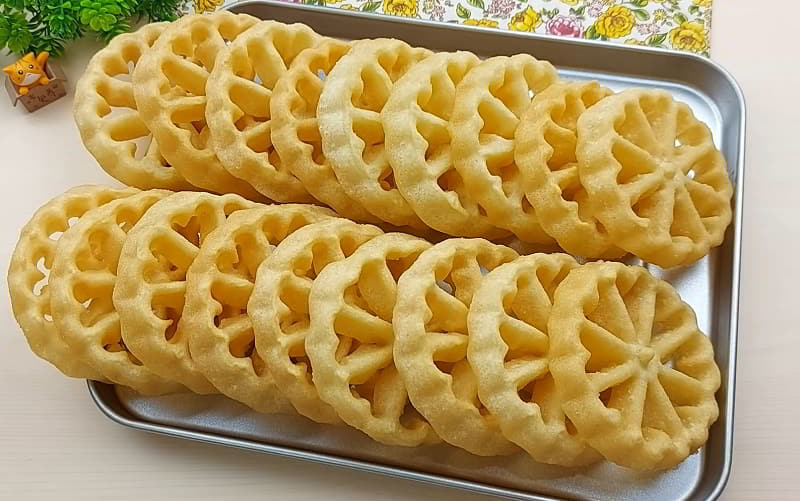 Kue Kembang Goyang